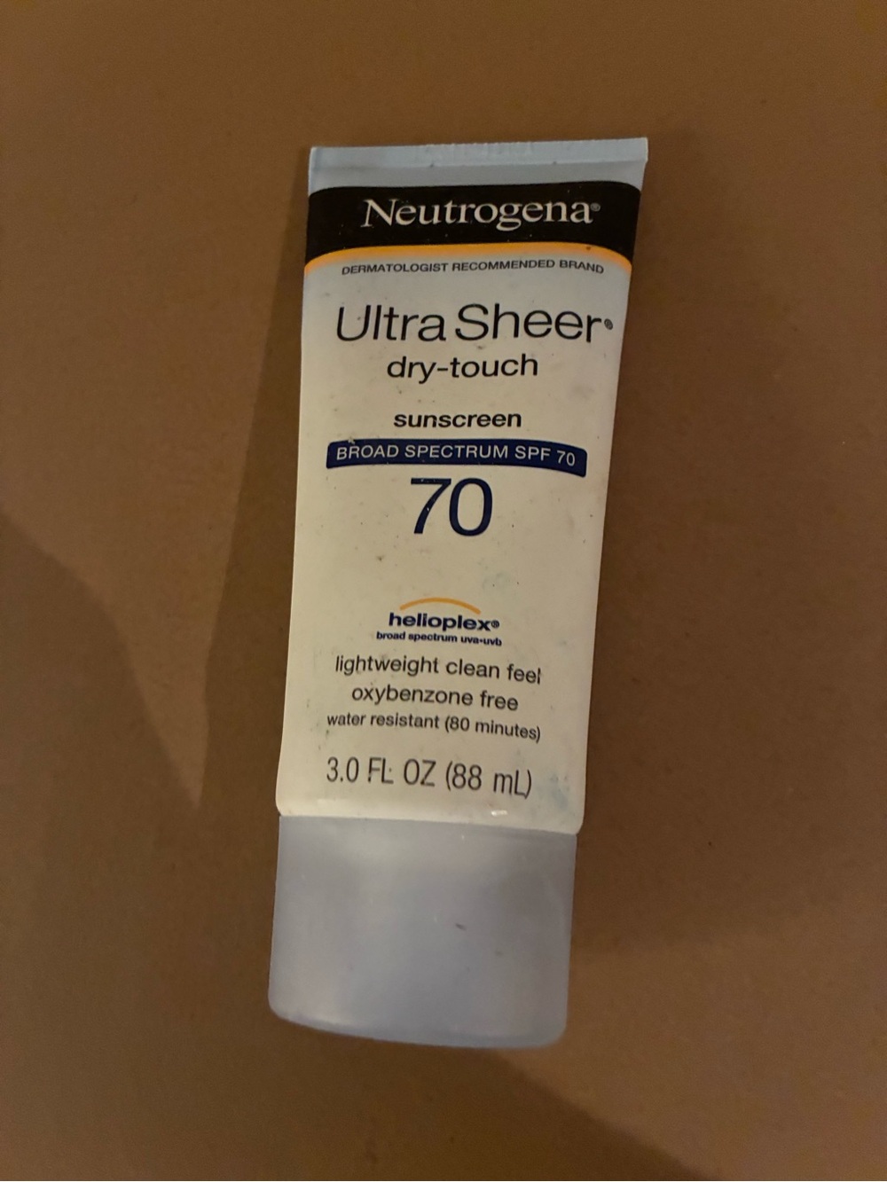 Neutrogena Ultra Sheer Dry-Touch Sunscreen SPF 70 - White and Black Accents